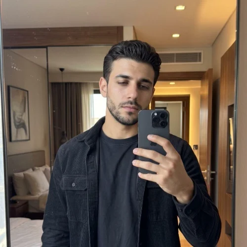 ۳۶ نمونه پرامپت عکس پسرانه خفن، شیک و طبیعی با تست رایگان! 11 Mirror Selfie پسرانه